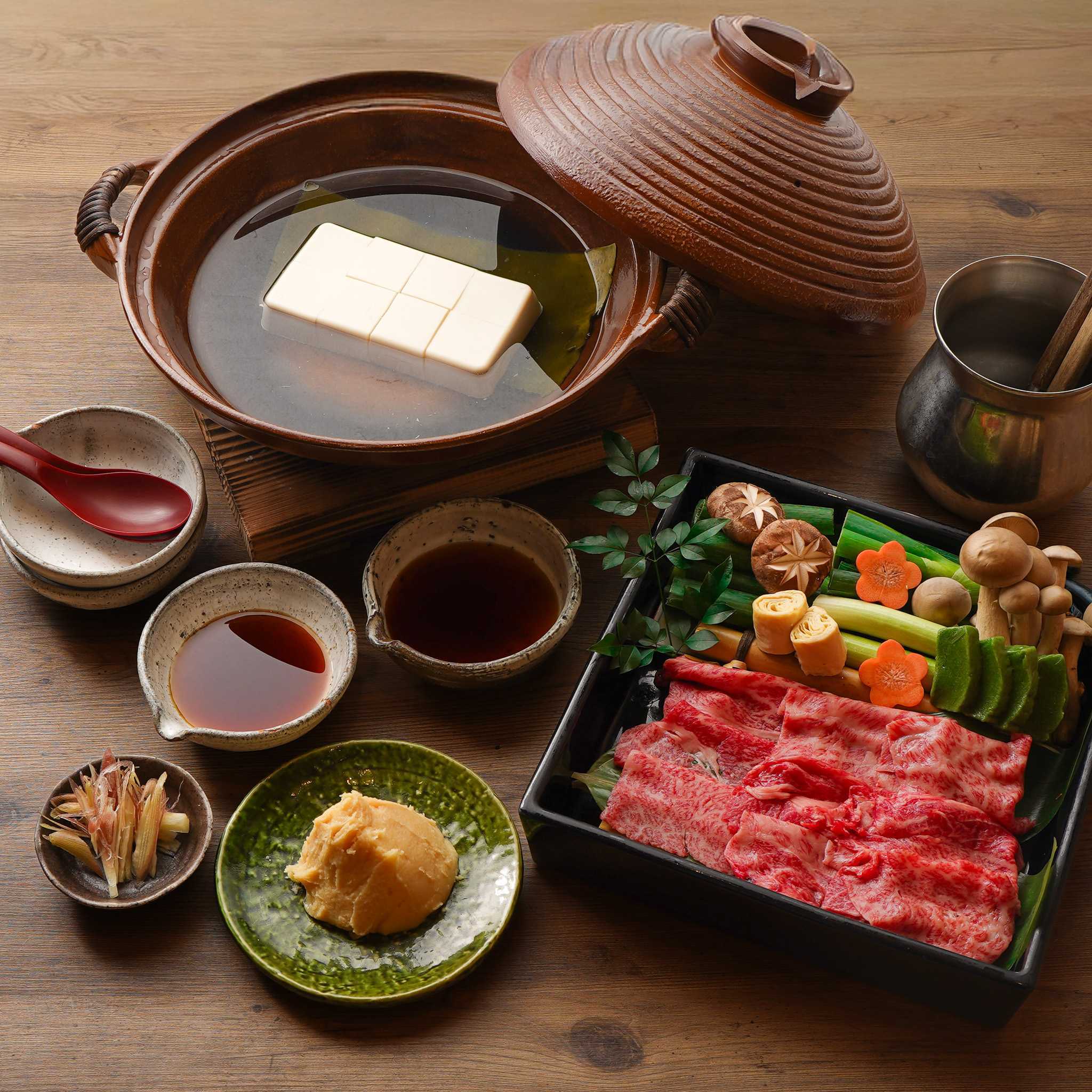 美味豆腐和近江牛肉豆浆火锅