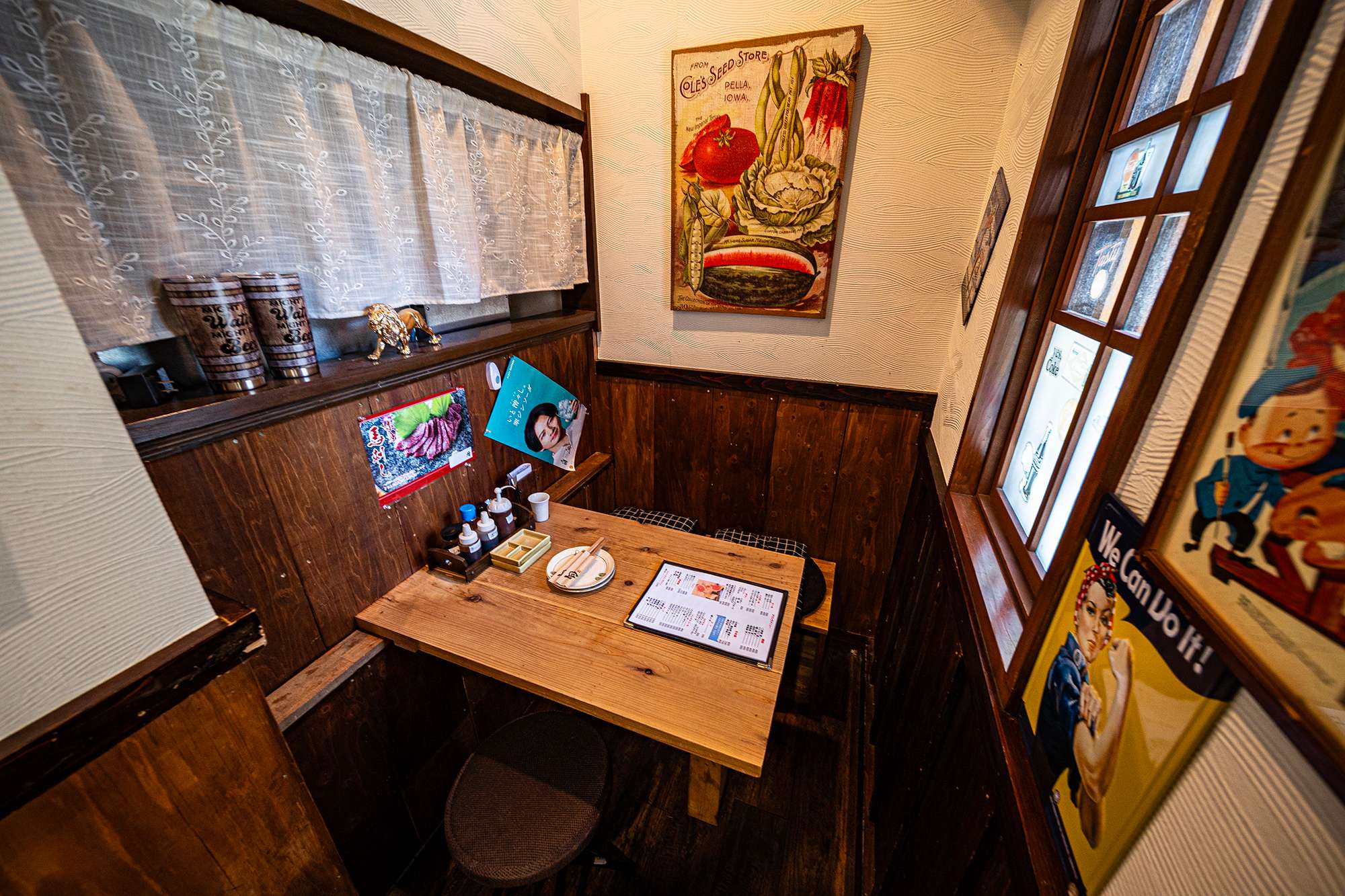 ご家族でのお食事や、少人数の飲み会に。会話が弾むプライベート空間。