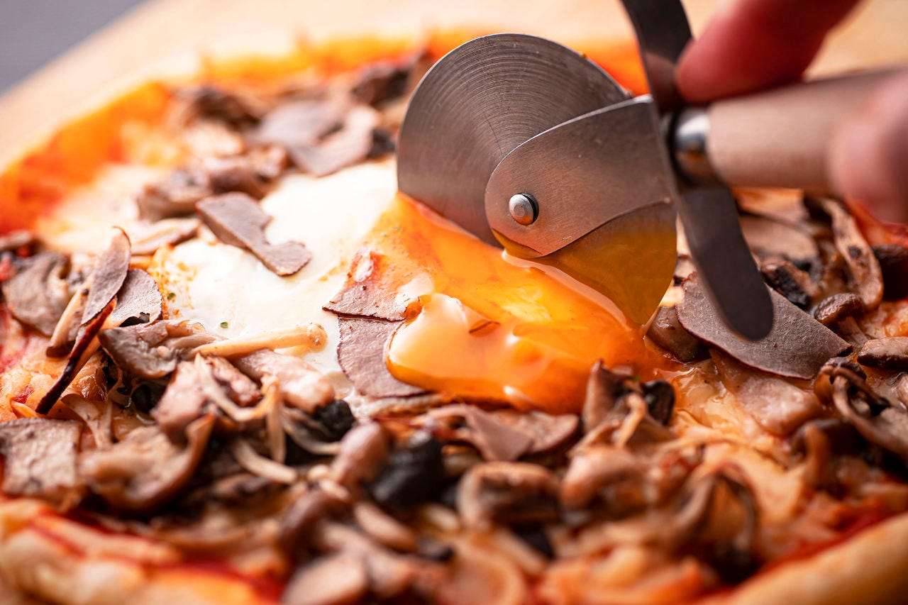 トリュフ薫るポルチーニやいろいろ茸のビスマルクPIZZA