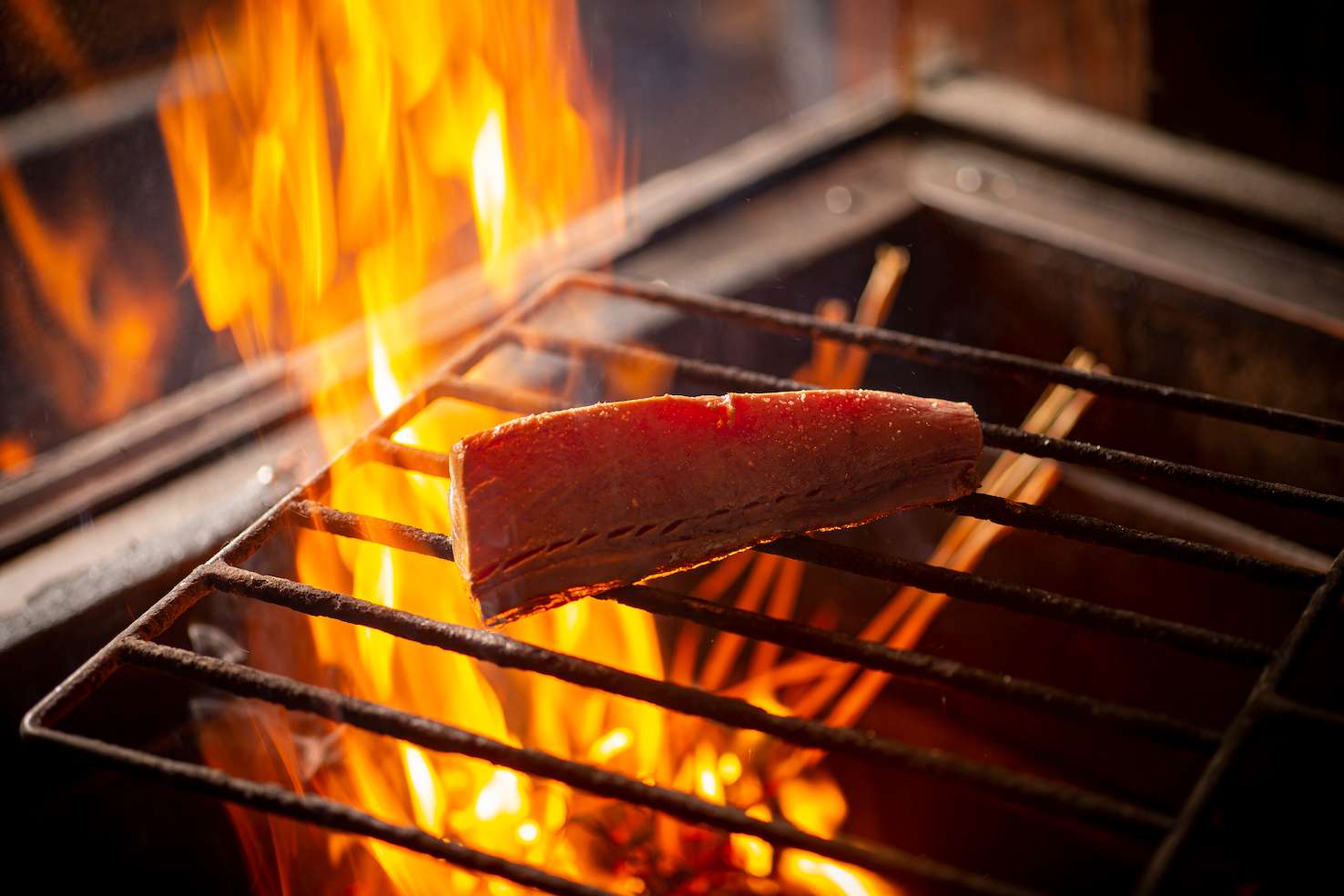 Smoke with a powerful fire of straw! Don't miss the flavor of bonito