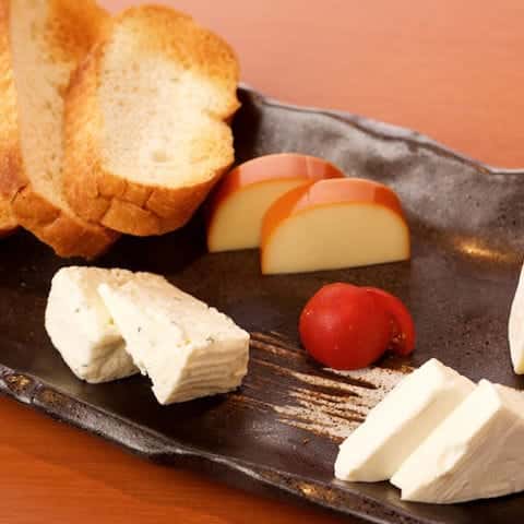 Assorted cheese (with baguette)