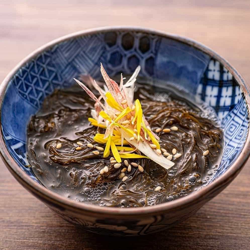 Thin mozuku seaweed in vinegar
