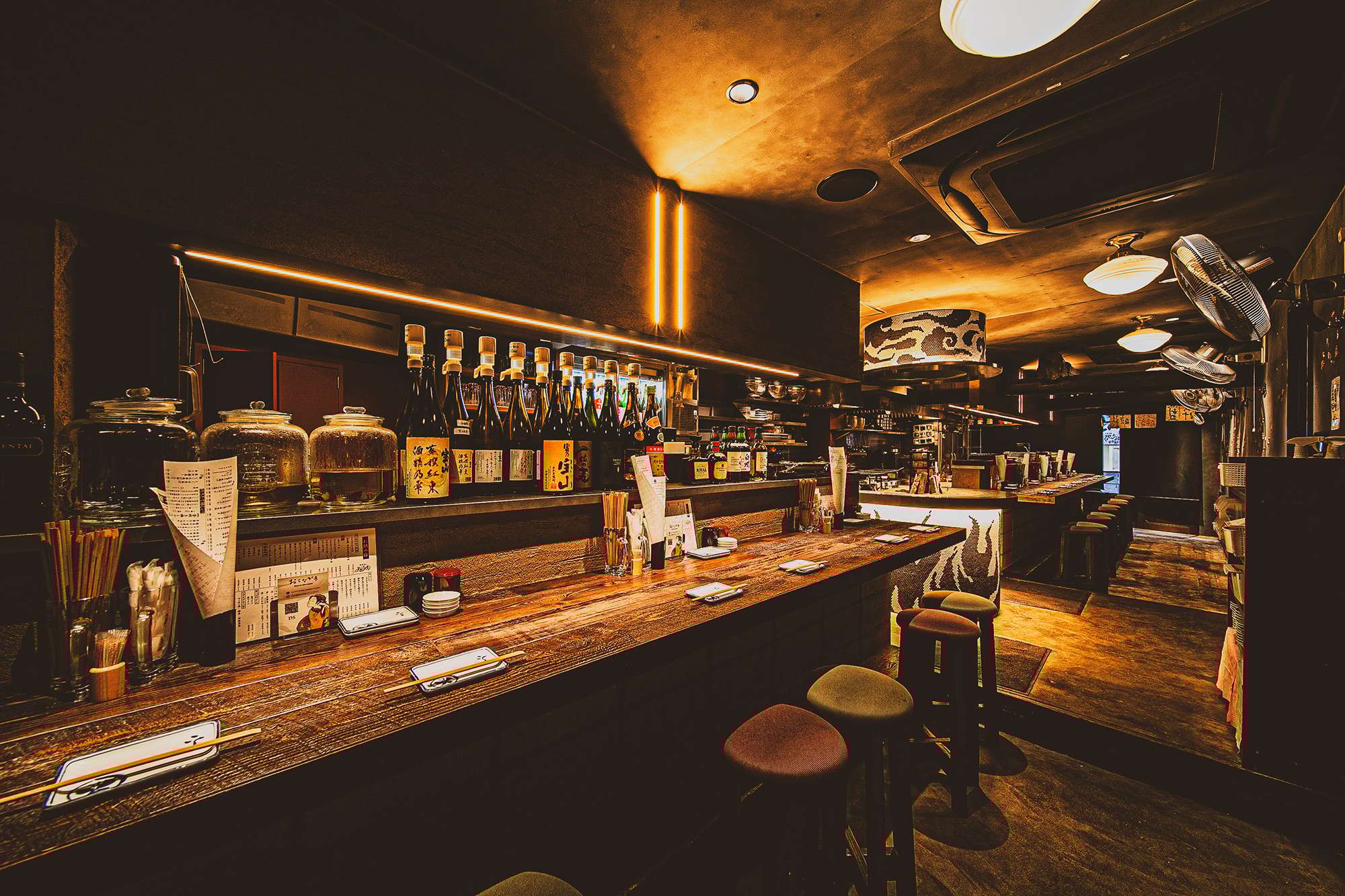 通好みする大人の隠れ家風カウンター