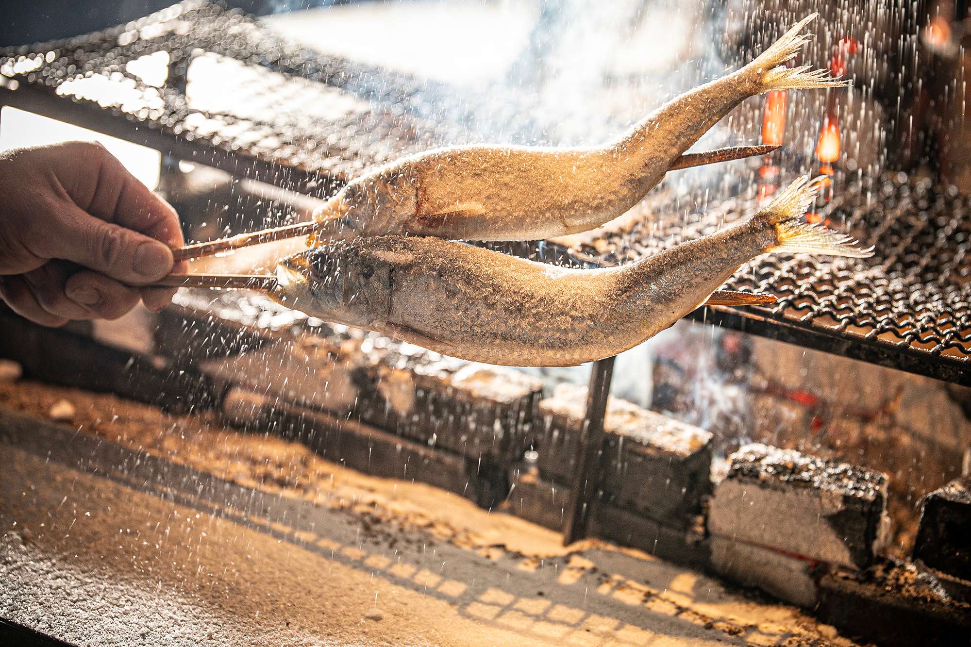 豪快！職人が魅せる塩振り