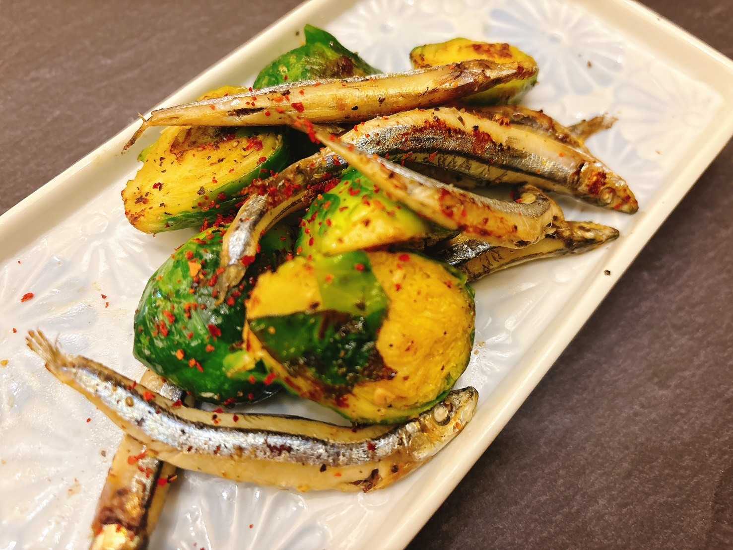 芽キャベツときびなごのペッパーオイル焼き