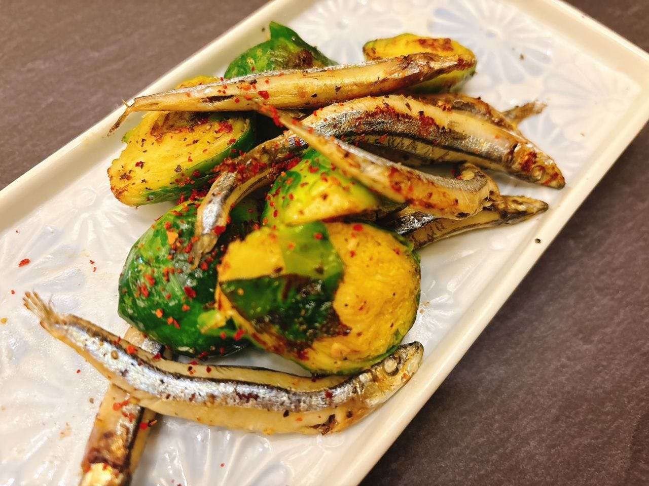 芽キャベツときびなごのペッパーオイル焼き