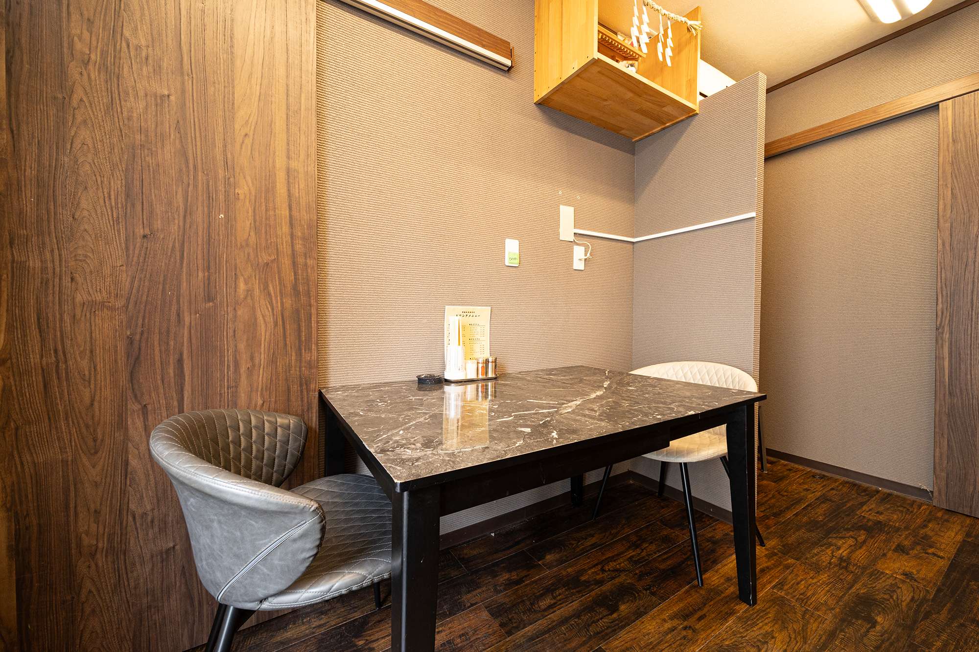 女子会や気の合う仲間との飲み会に！テーブル席