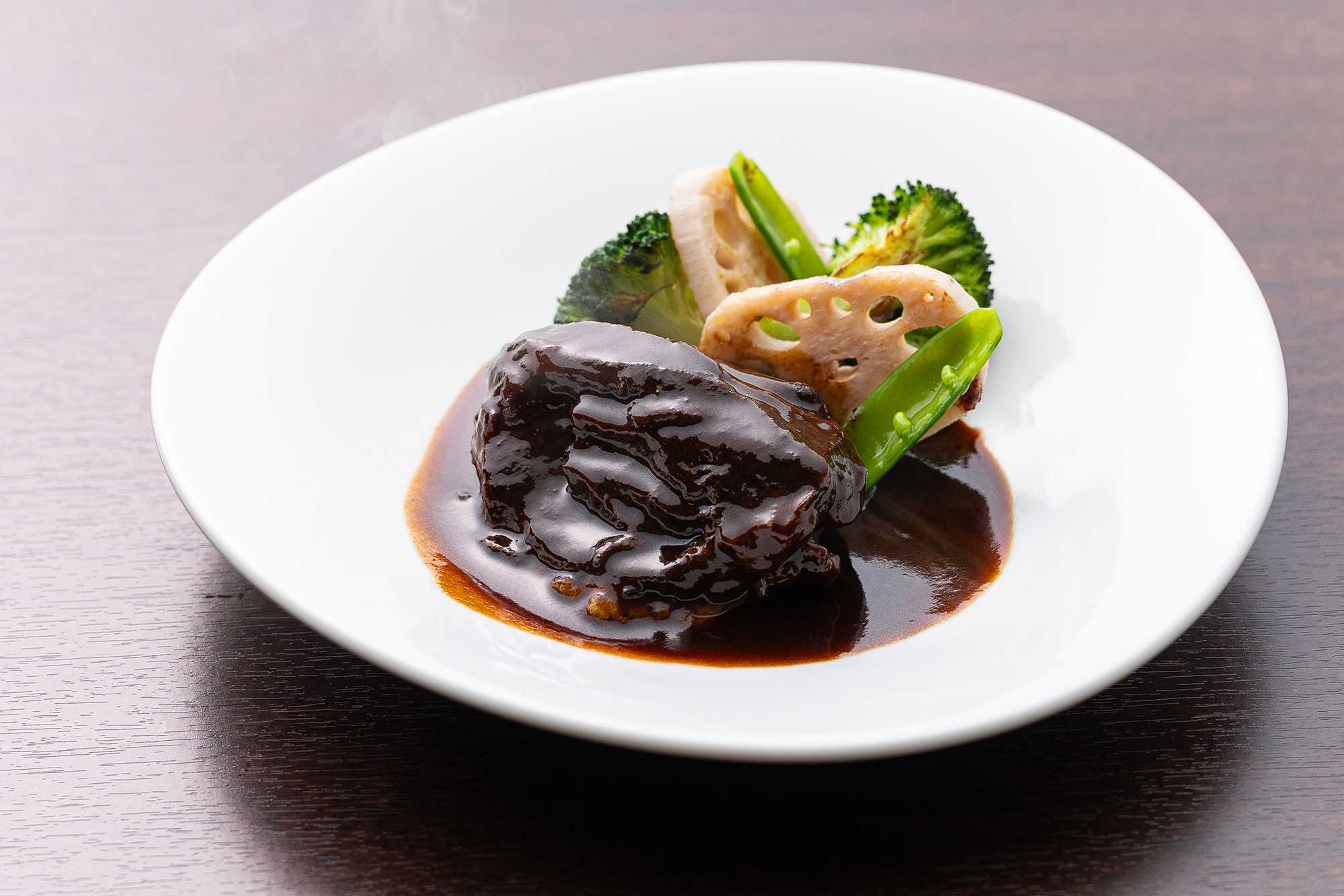 牛ほほ肉の赤ワイン煮込み