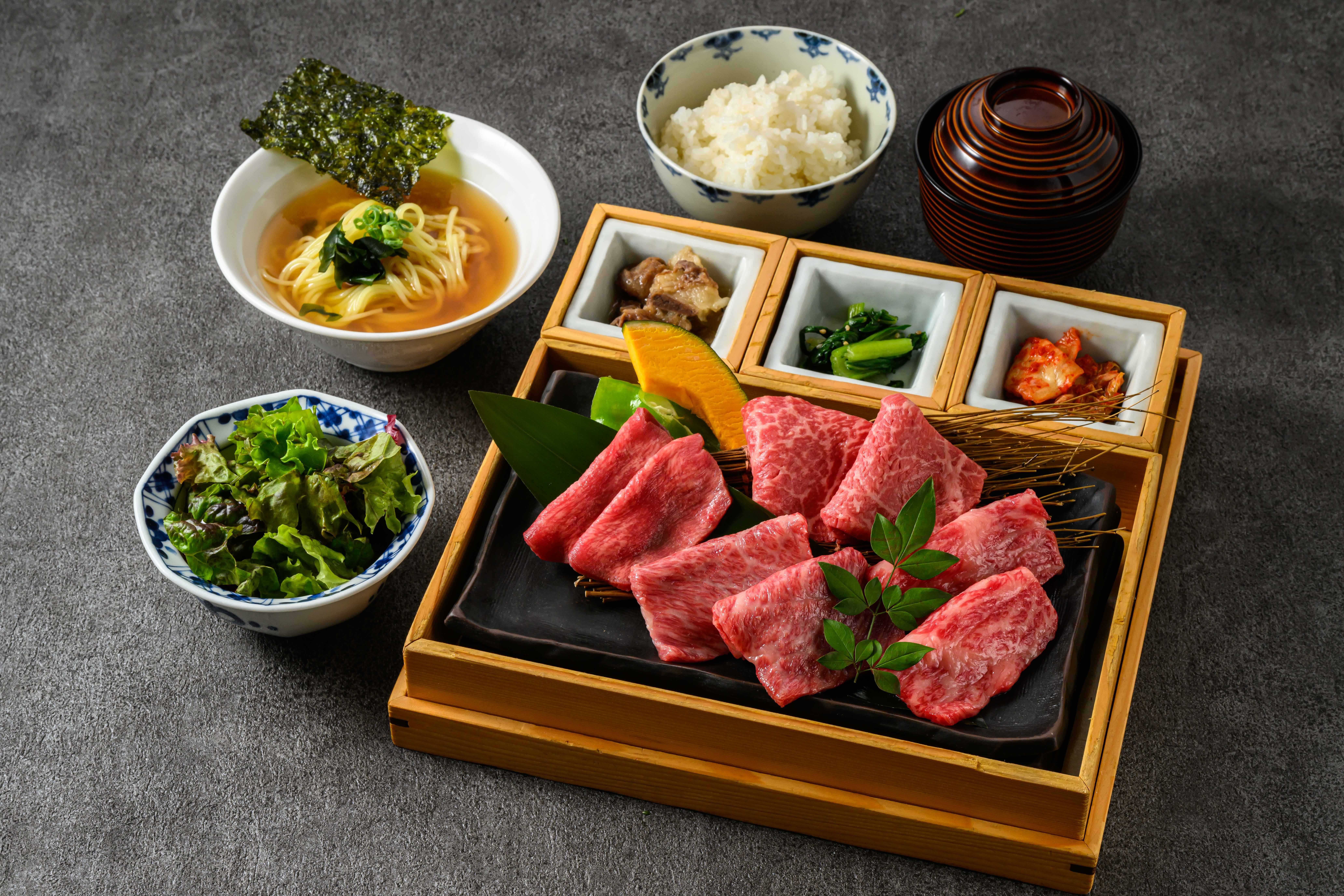 『響 -ひびき- 』赤身の女王、ど真ん中ロース、こく旨カルビなど3種が奏でる極上焼肉 ￥3,498~