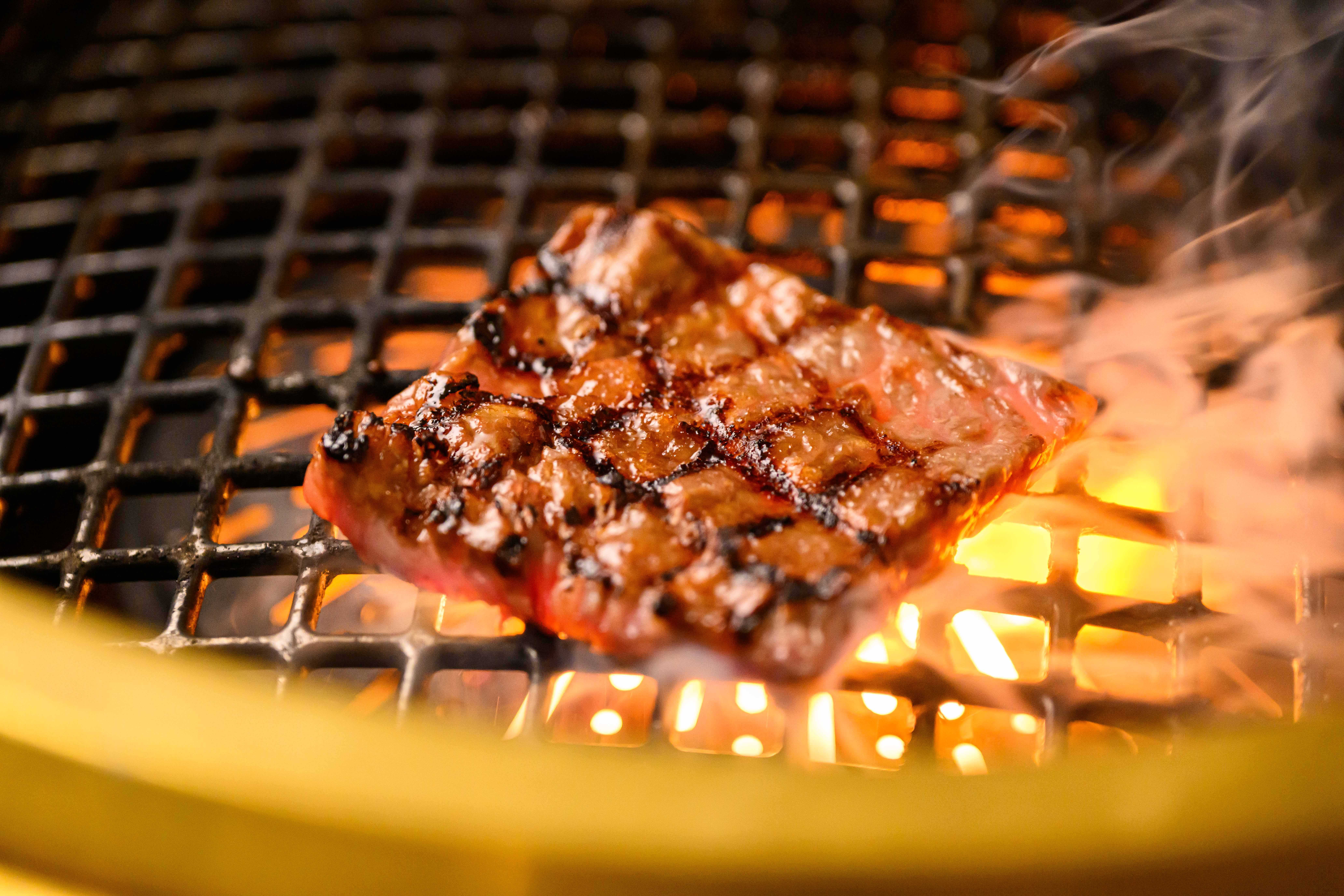 無煙ロースターとロス網で和牛をふっくら焼き上げます