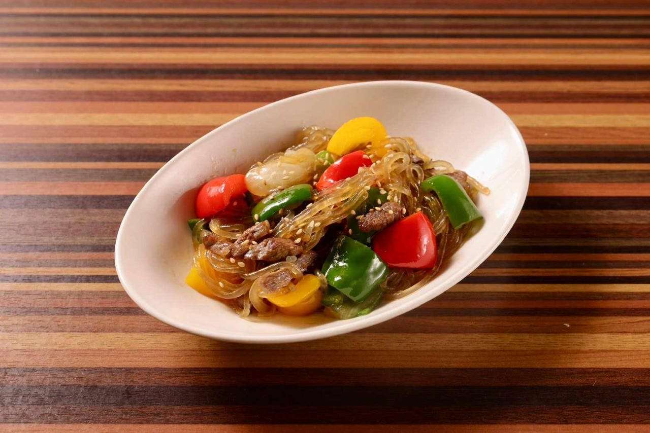 大和牛肉和色彩缤纷的夏季蔬菜的杂菜