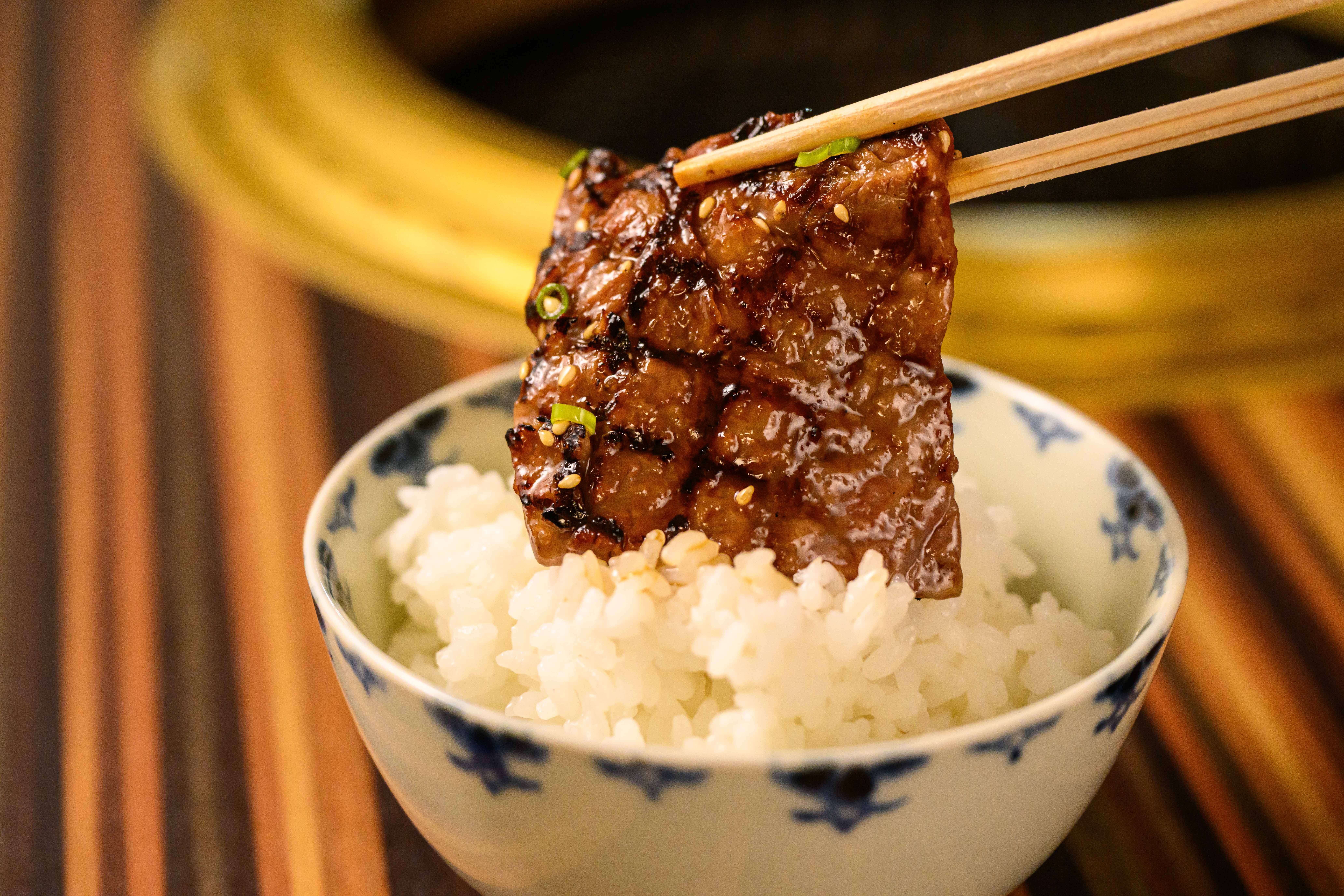 焼きたてお肉と、炊き立てご飯を頬張るしあわせ、今ここに！ご飯との相性No.1！