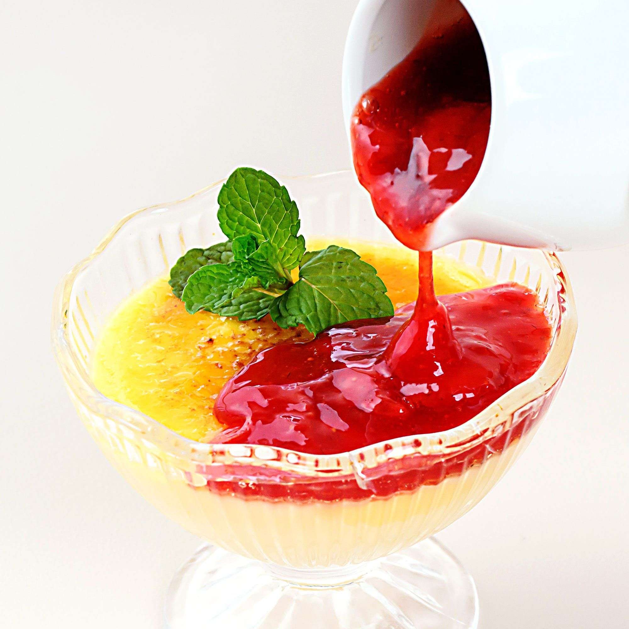 クレームブリュレ　濃苺ソースとともに