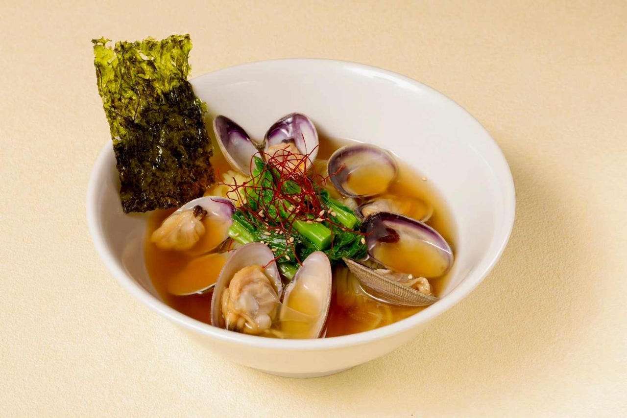 Cold noodles with rape blossoms and clams
