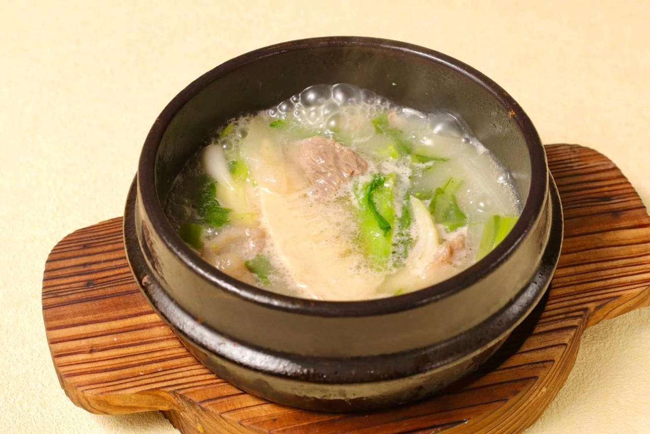 Gomtang soup with bamboo shoots and new onions