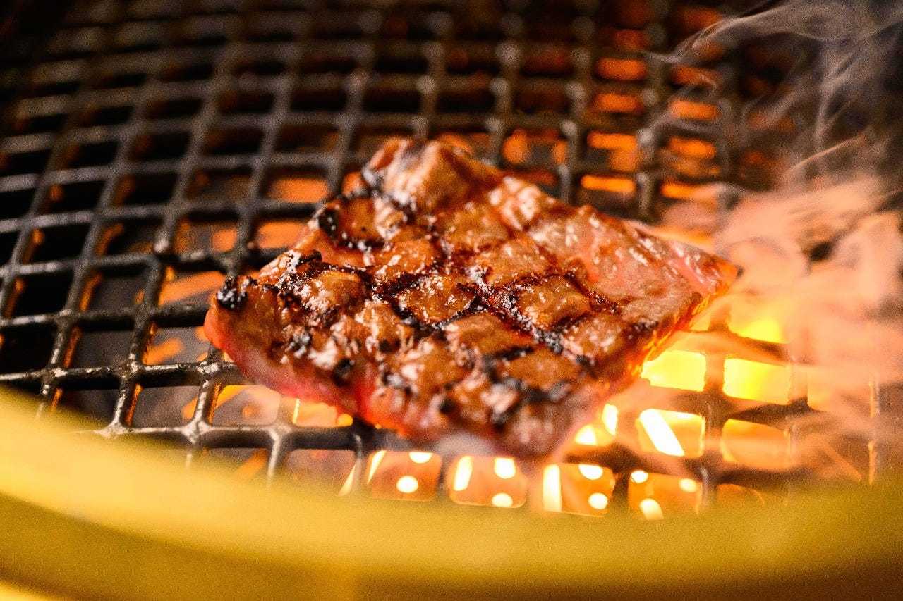 無煙ロースターとロス網で和牛をふっくら焼き上げます