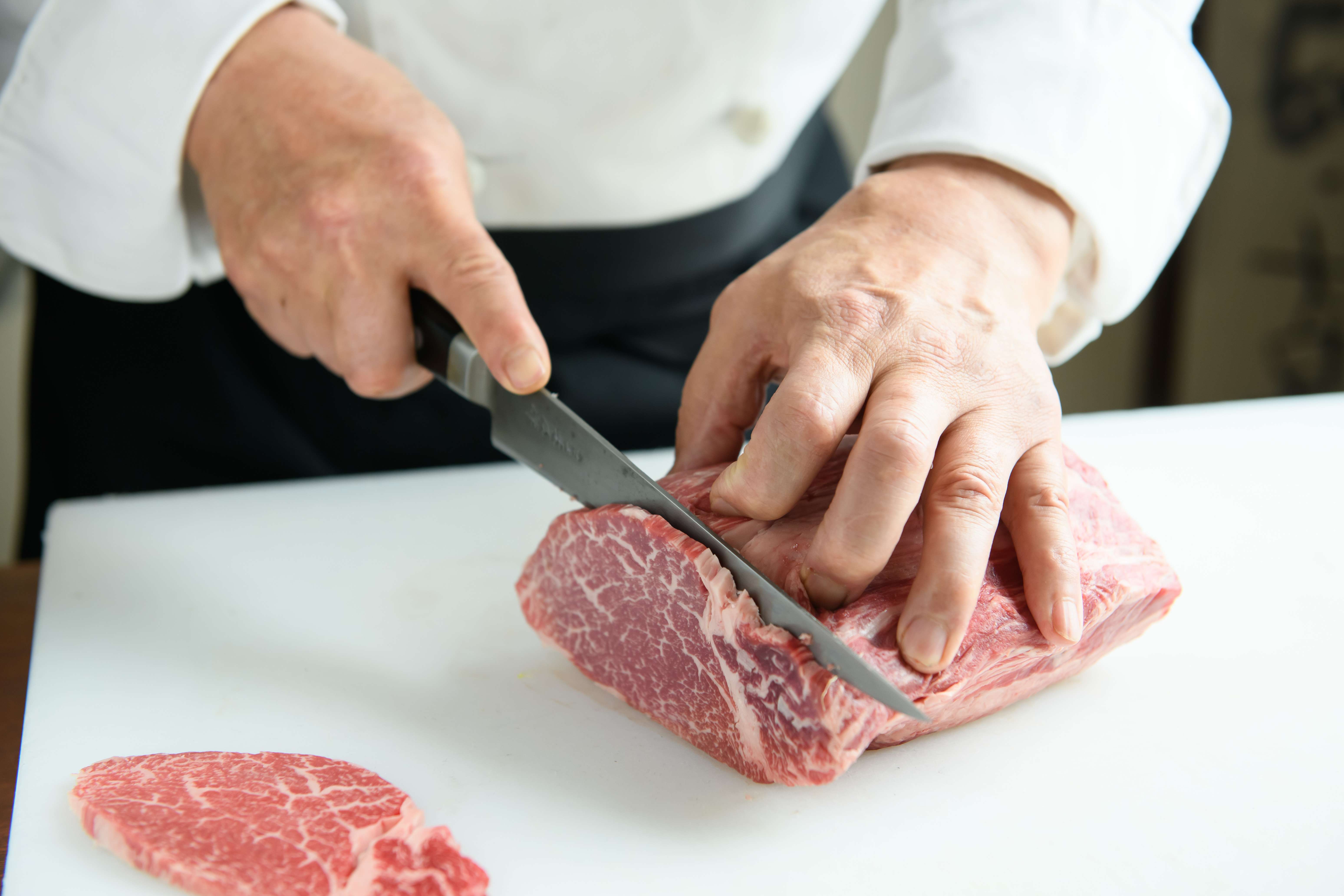 他店にはない《大きめカット》が生み出す香ばしさとジューシーさ