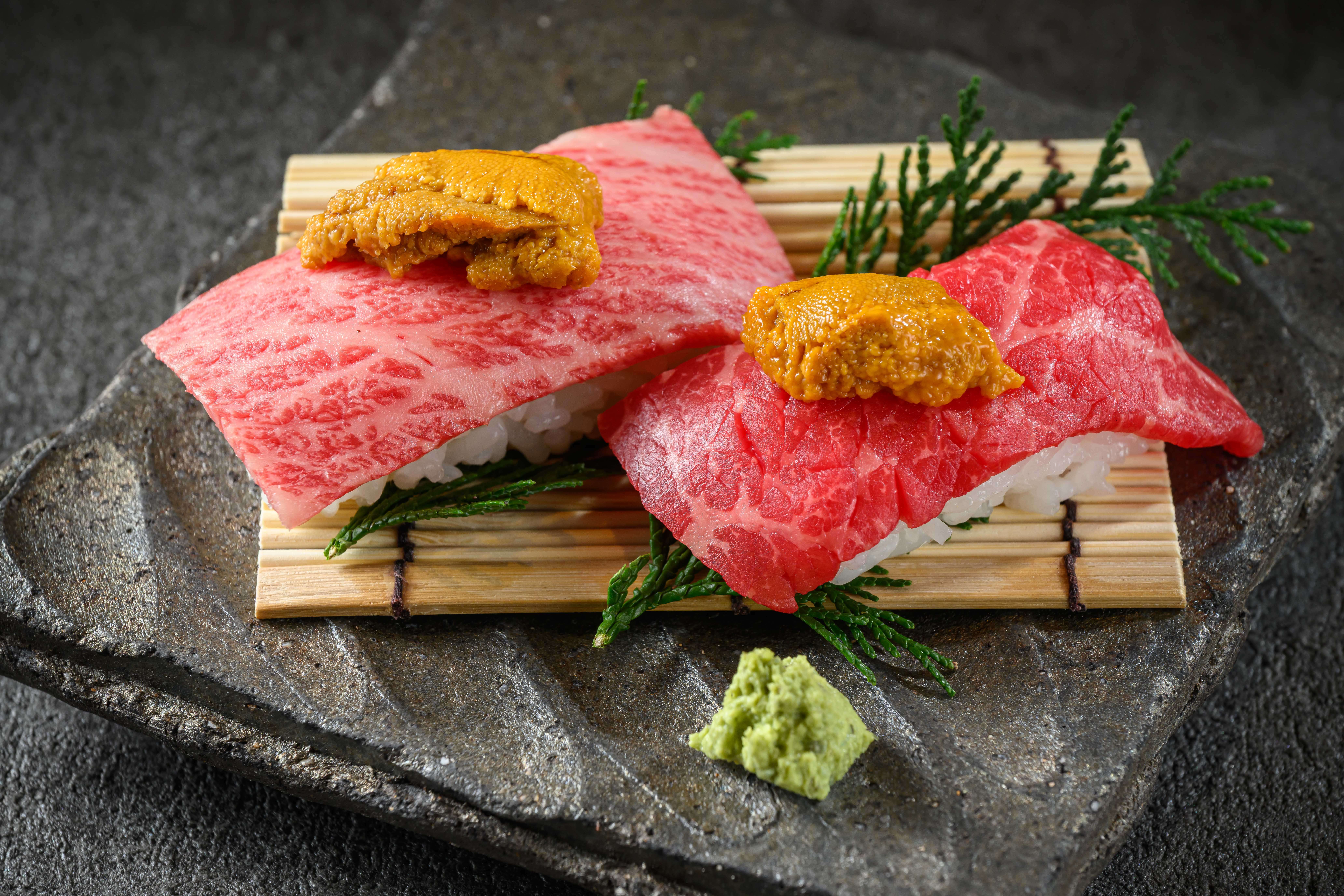 和牛炙り寿司生うにのせ