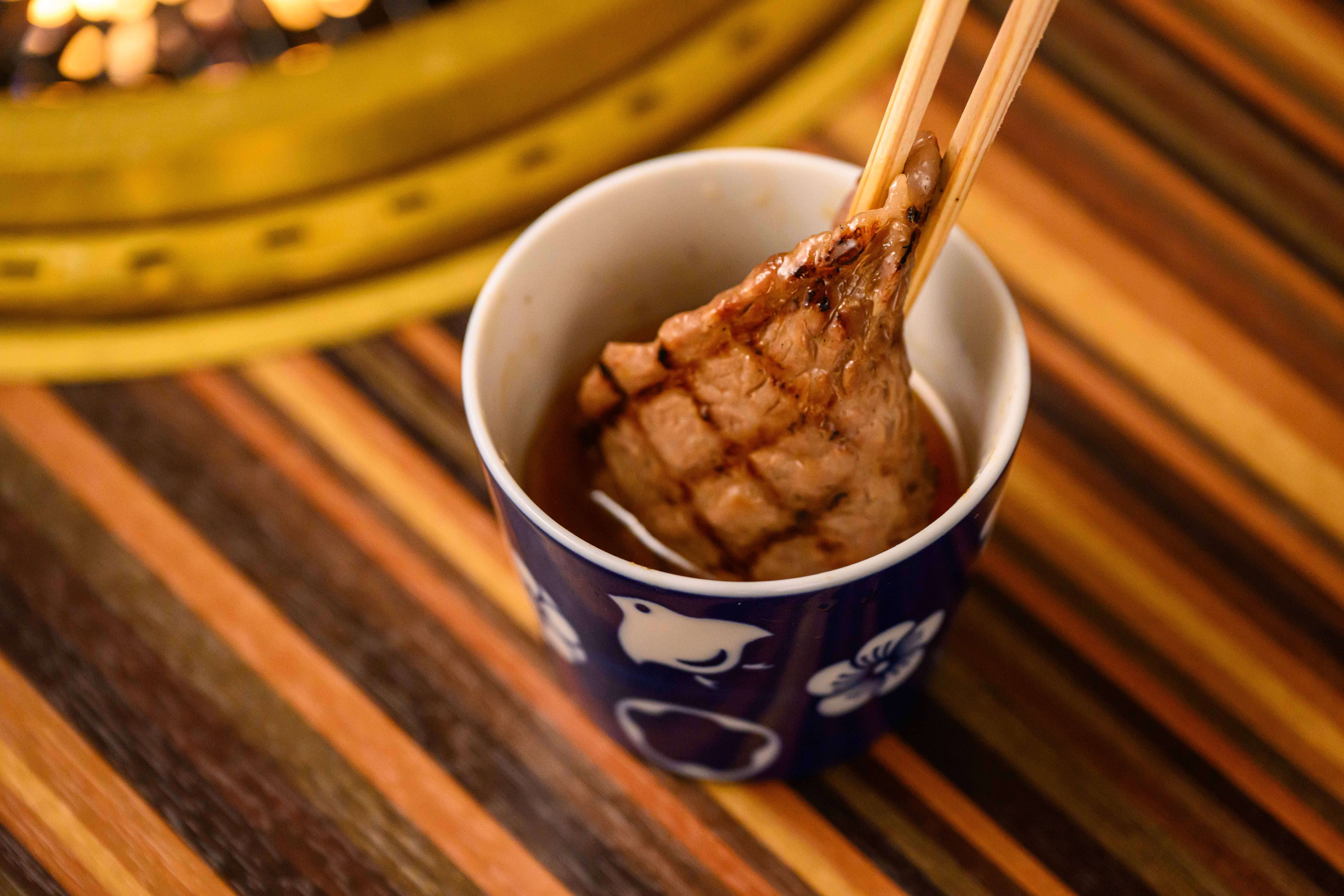 "洗いダレ"でジャブジャブ楽しむ、百欒ならではの新しい赤身体験！