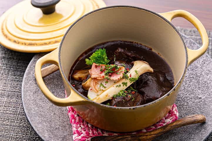 牛ほほ肉の赤ワイン煮込み