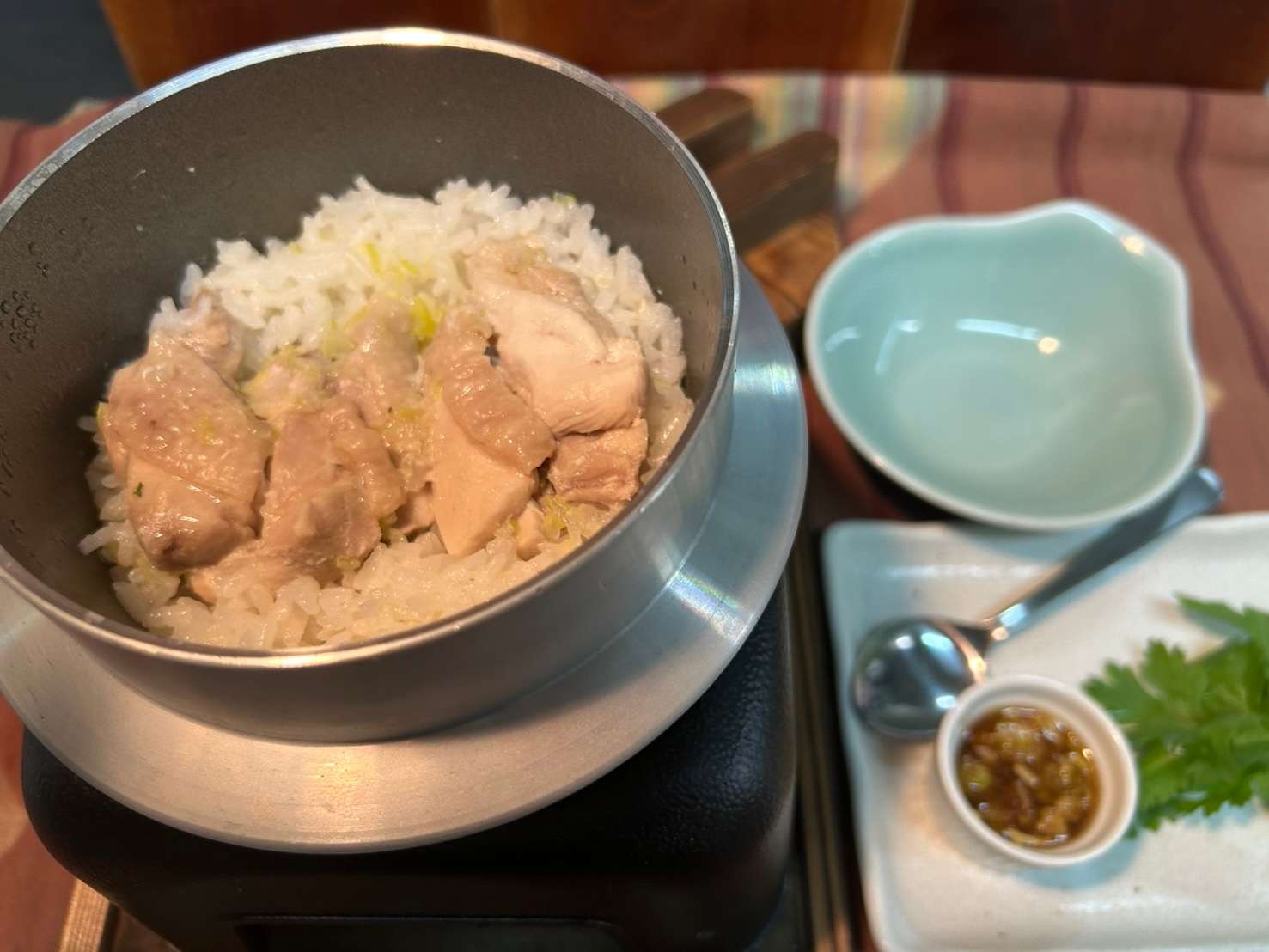 釜で炊き上げたカオマンガイ