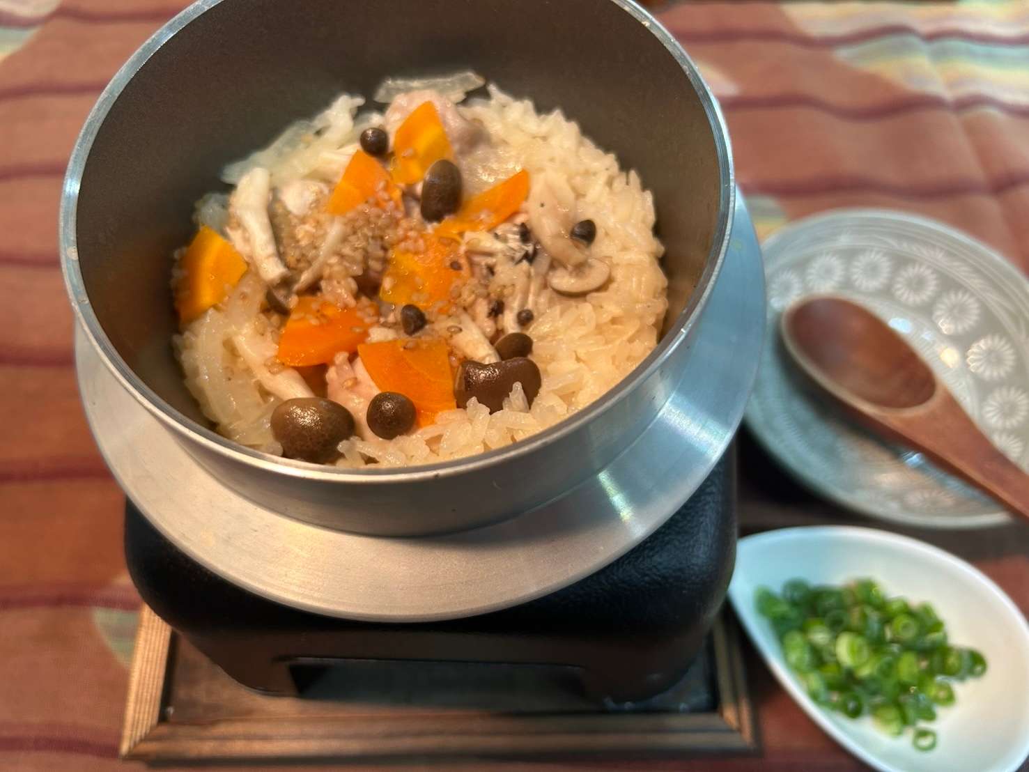 鶏ときのこの五目釜飯