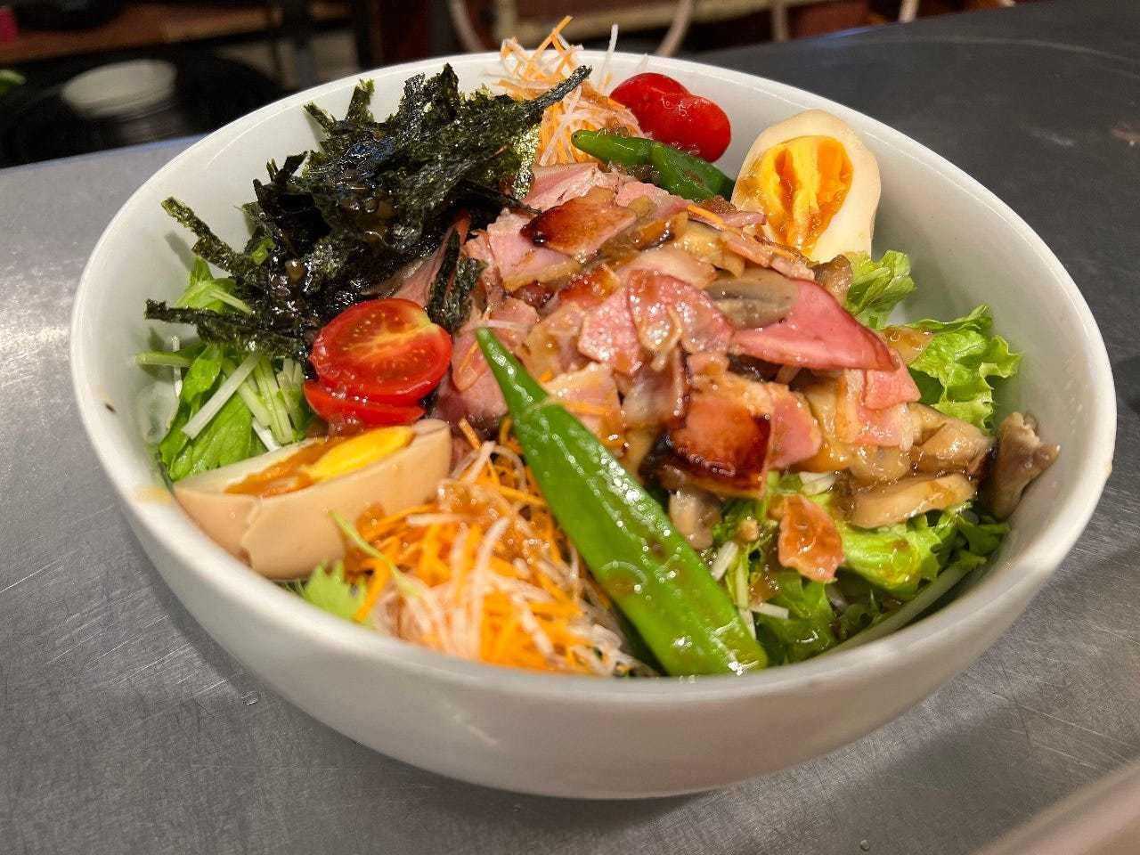 旬のフレッシュ野菜サラダ