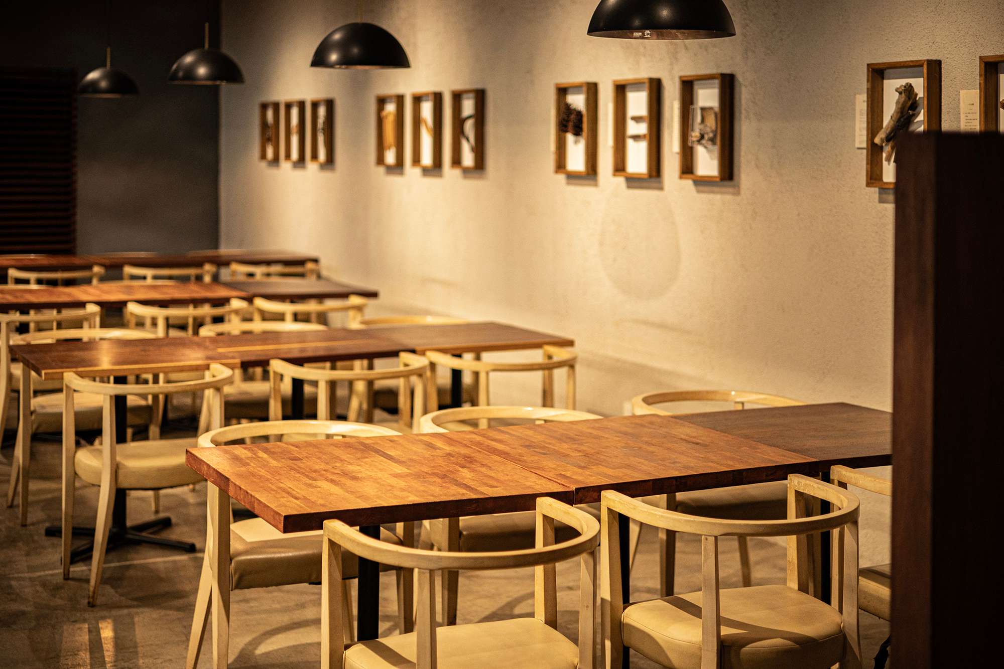 テーブル8名様×4