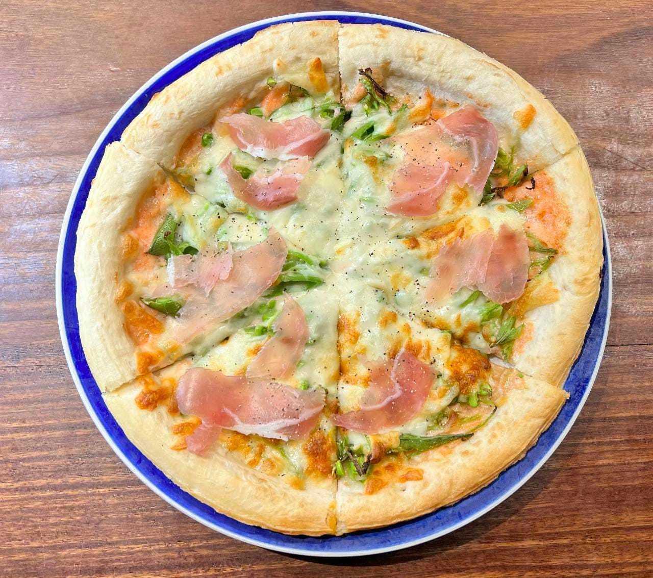 指宿スナップエンドウ生ハムPizza 温玉のせて