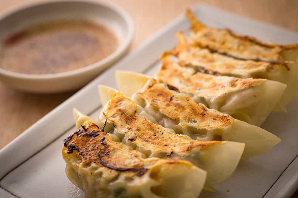 Fried dumplings with garlic