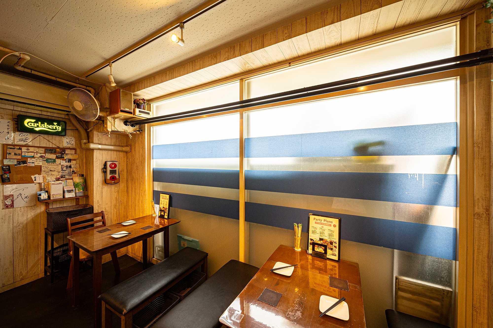 明るい日の入る店内