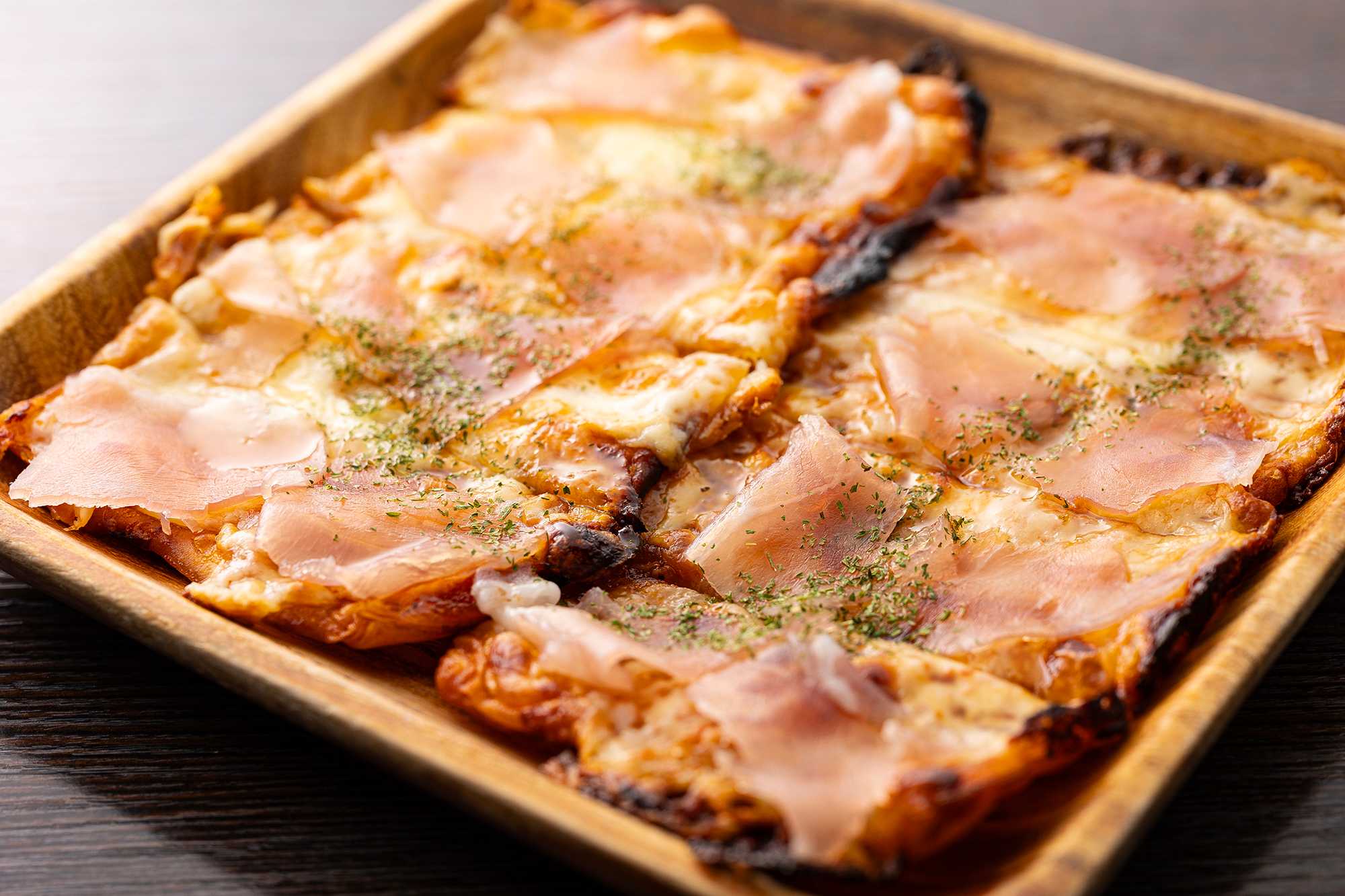 生ハムと燻製ハチミツピザ