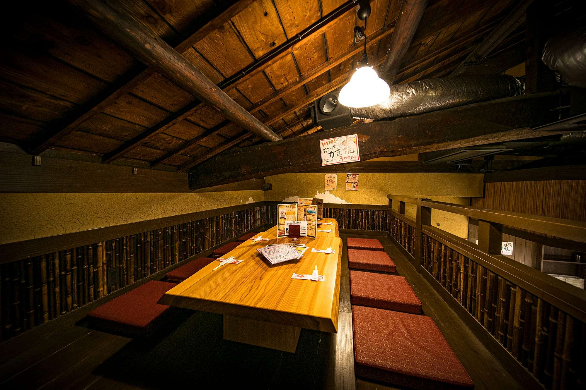 【中2階"櫓（やぐら）席"：4 名様×2卓】周りを気にせず気の合う仲間と楽しめる特等席