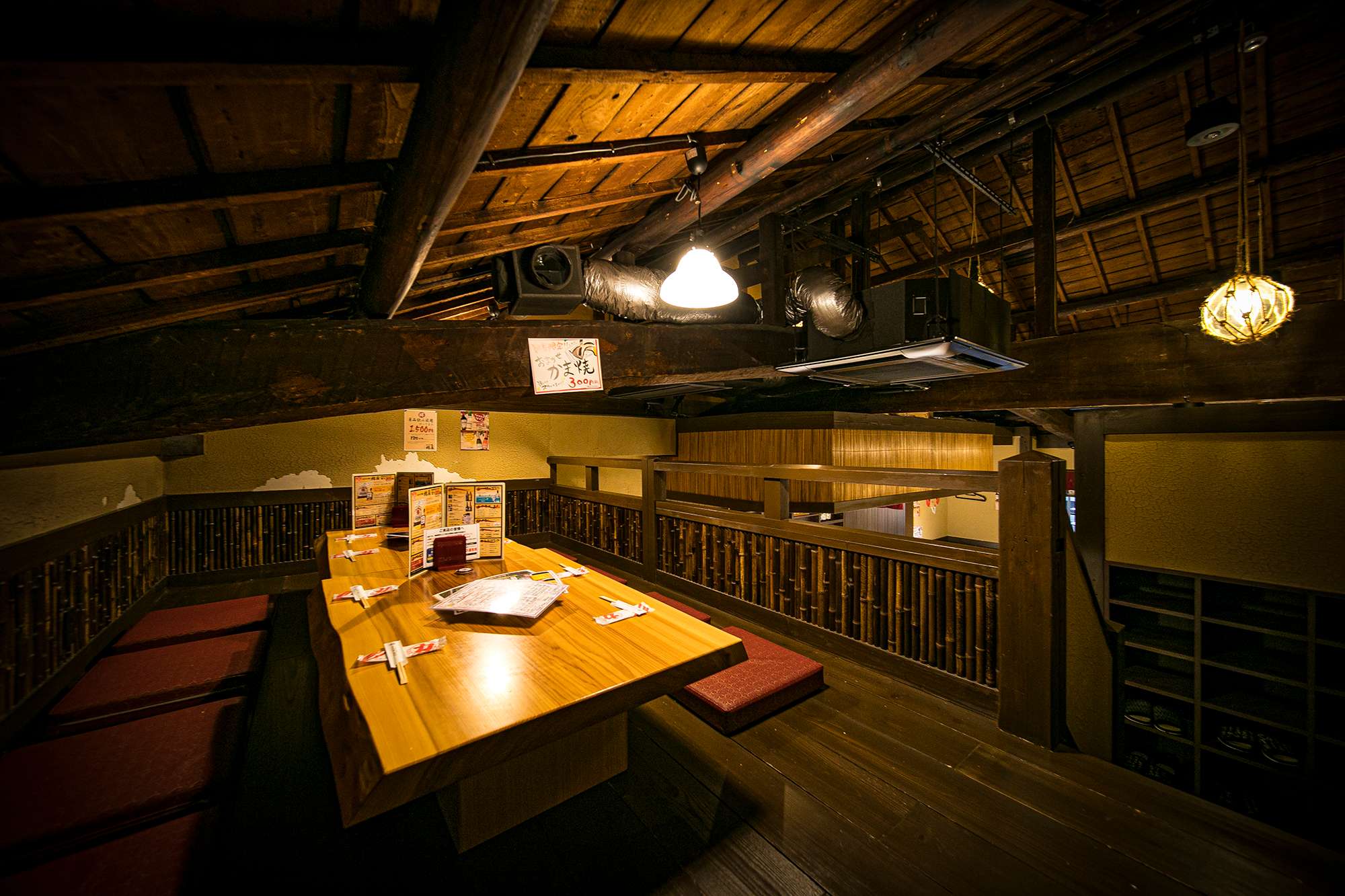 【中2階"櫓（やぐら）席"：最大12名様まで（半個室貸切）】ゆったり寛げる人気の個室