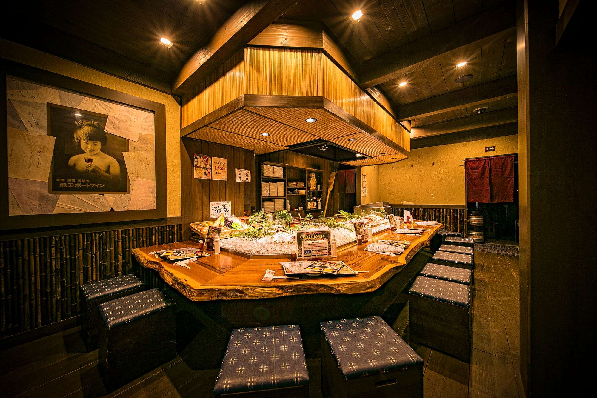 【1階 炉ばたカウンター席：12席】開放感のある和空間◎目の前の炉ばた焼が新鮮！