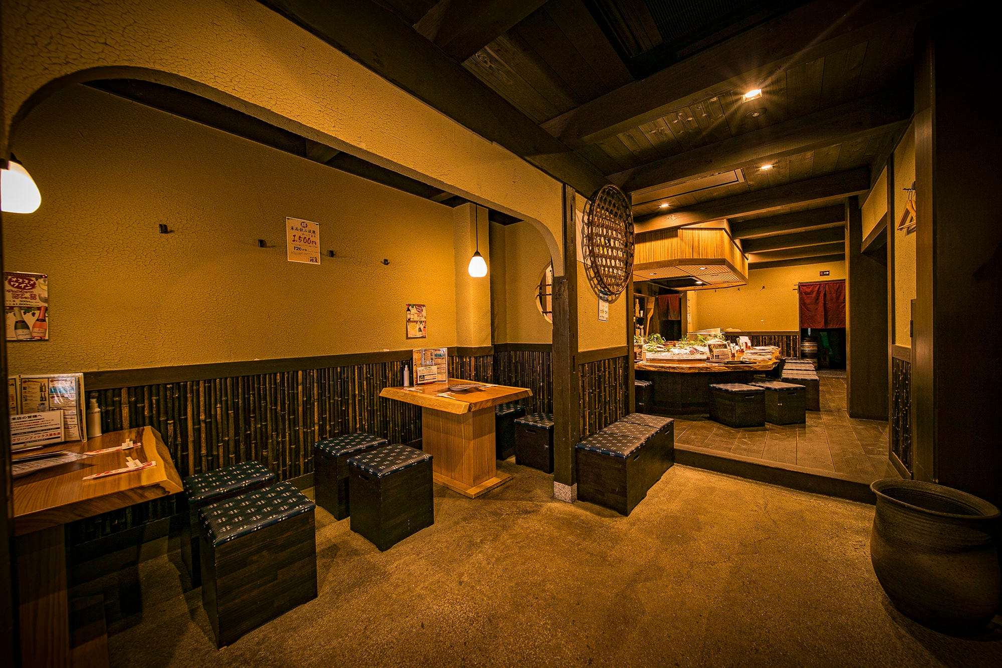 【1階テーブル席：2～4名様×3卓】ご家族やご友人とのお食事に最適な落ち着いた空間