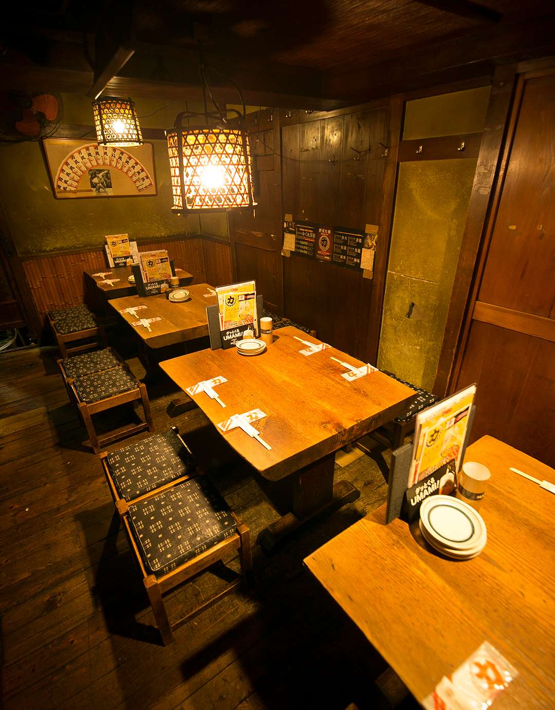 4名掛けのテーブル4個最大20名様までOK!