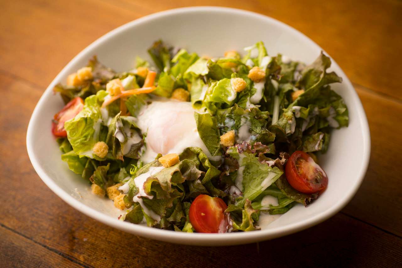 温泉卵のシーザーサラダ