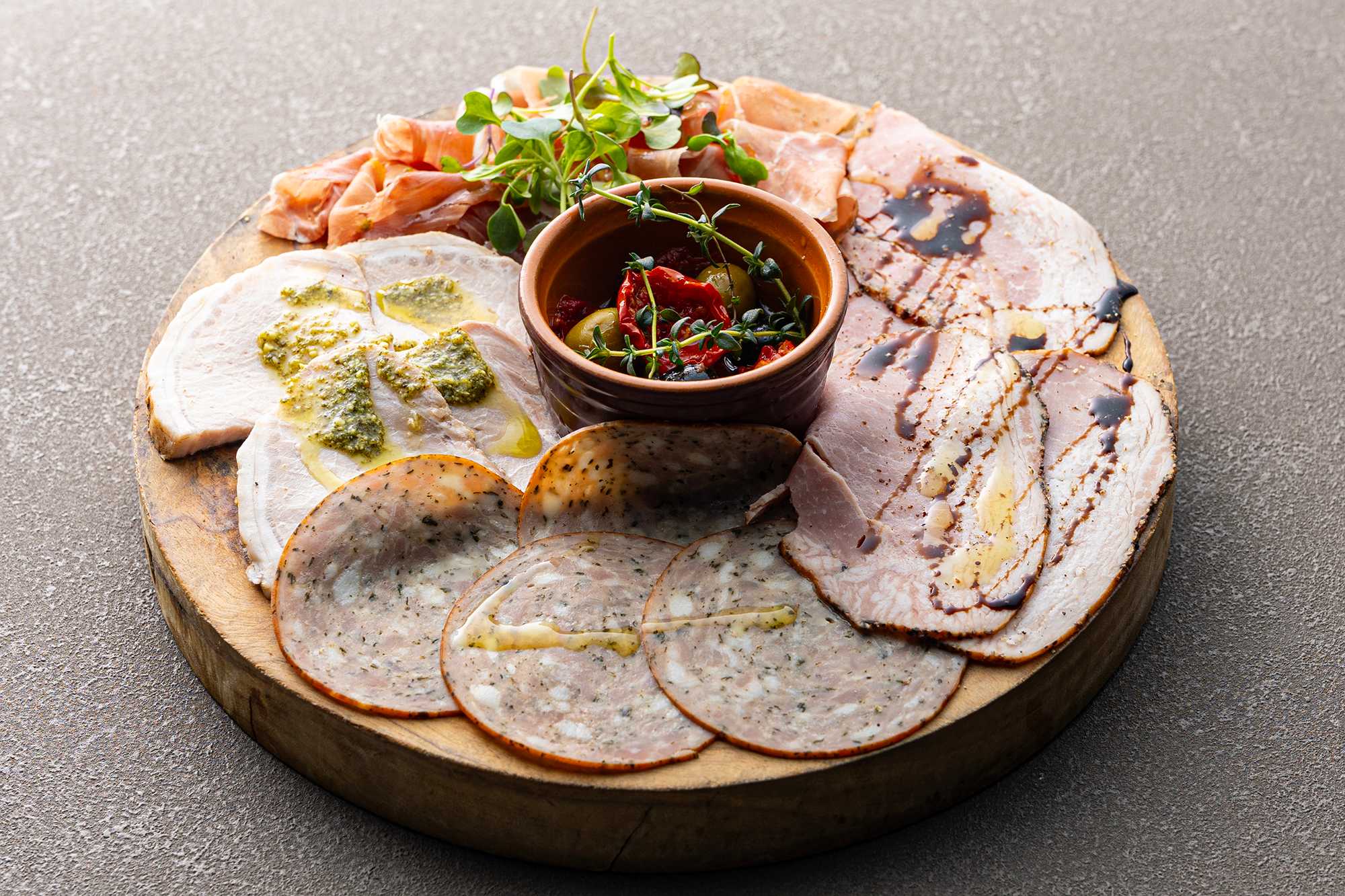 色々なハム・サラミ盛り合わせ