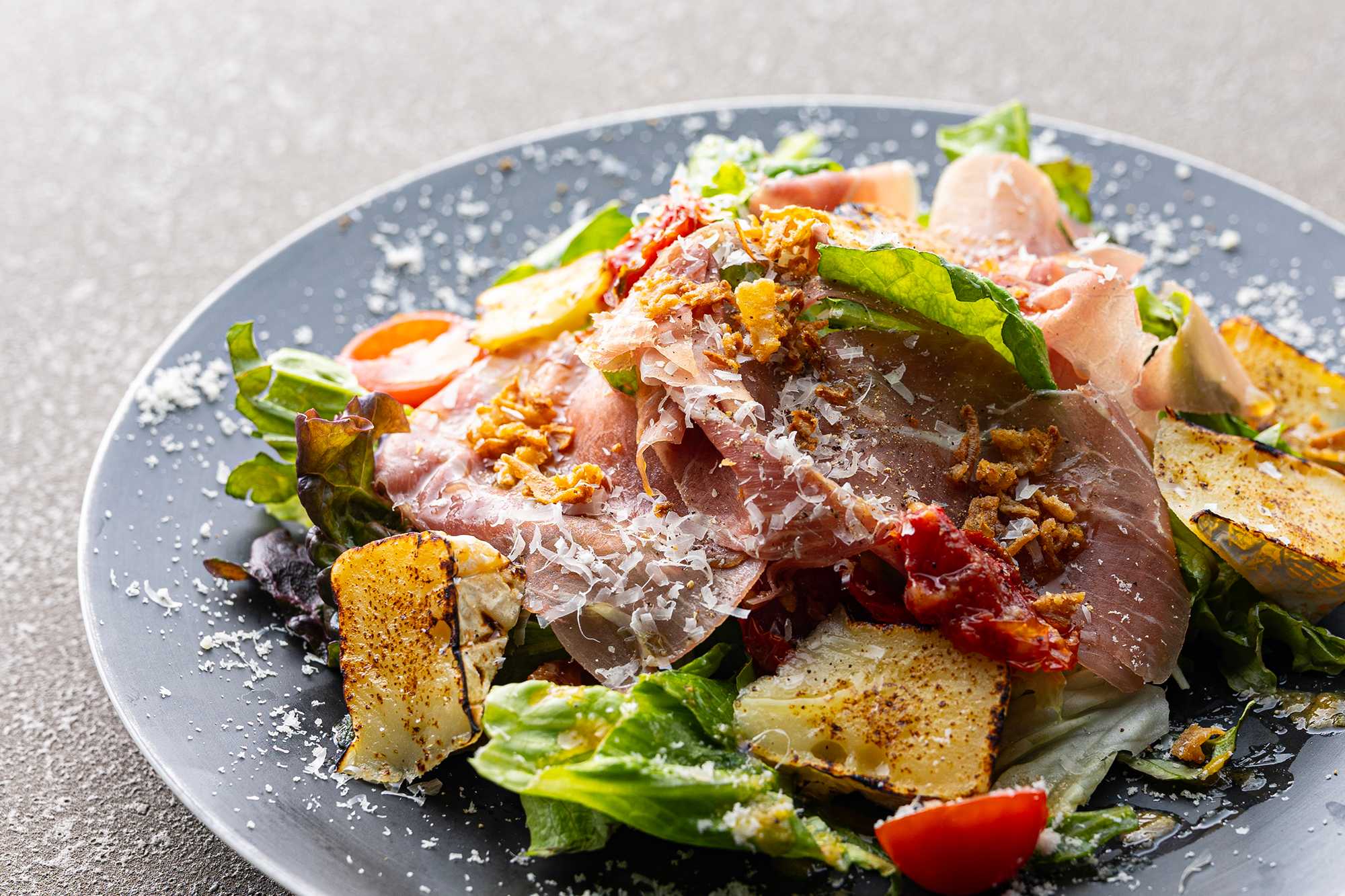 炙りカマンベールチーズとトマトと熟成生ハムのサラダ