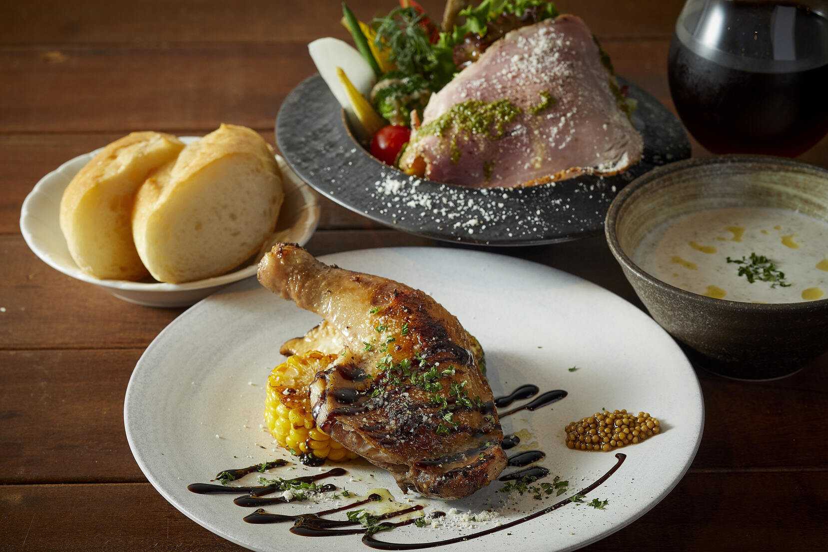 今月の骨付き鶏モモのコンフィ