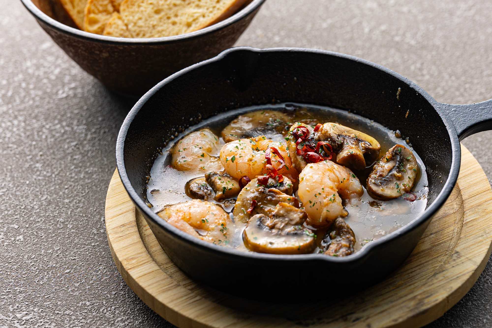 海老とマッシュルームのアヒージョ