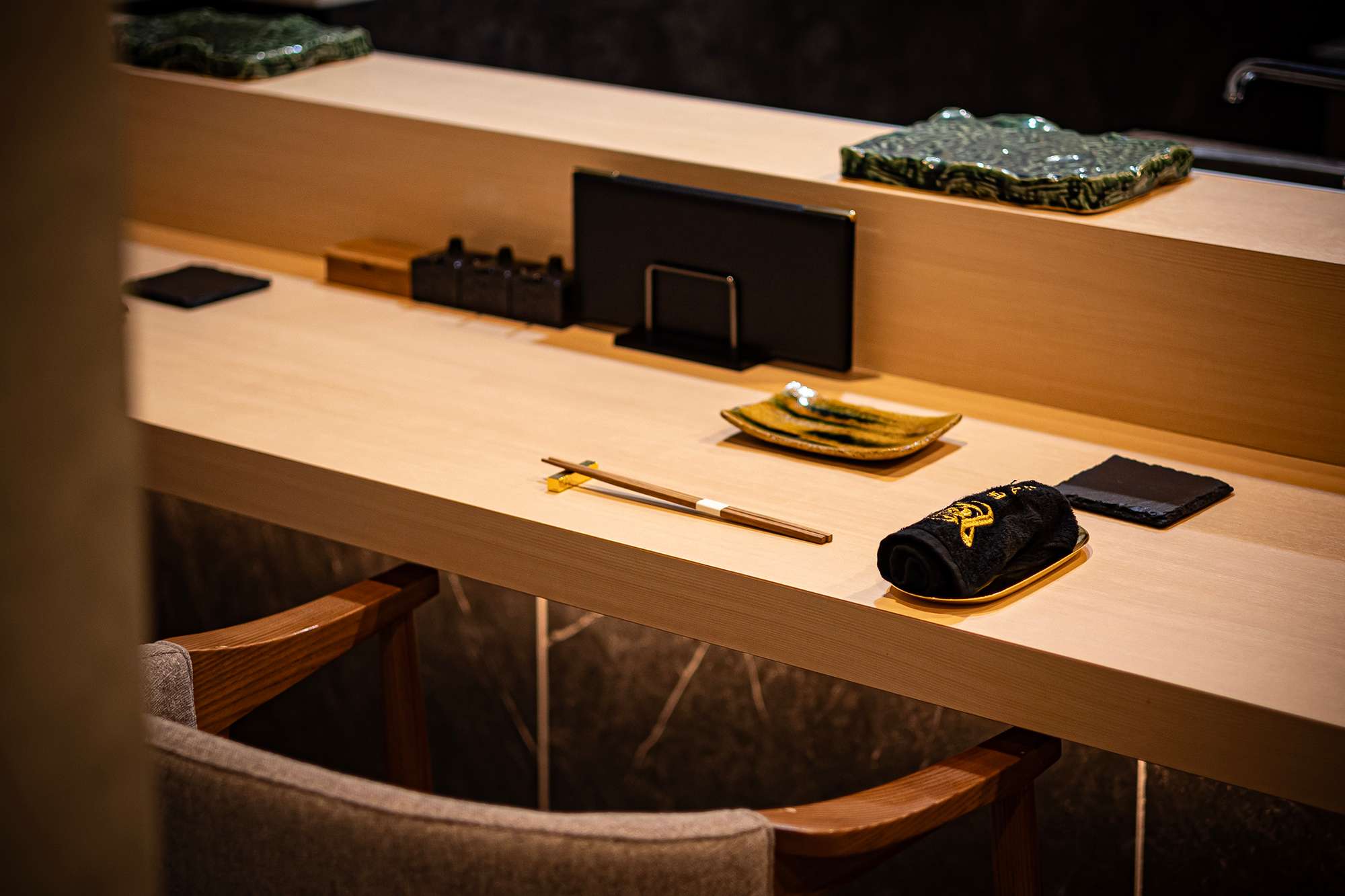 カウンター席のみの洗練された店内